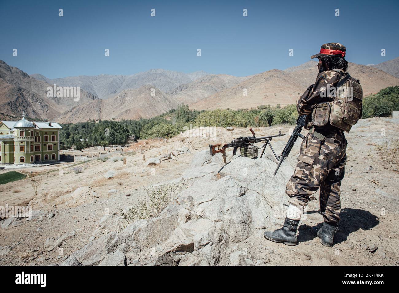 ©Adrien Vautier / le Pictorium/MAXPPP - un taliban surveille le domaine de Bala Bagh le vendredi 17 settembre . Foto Stock