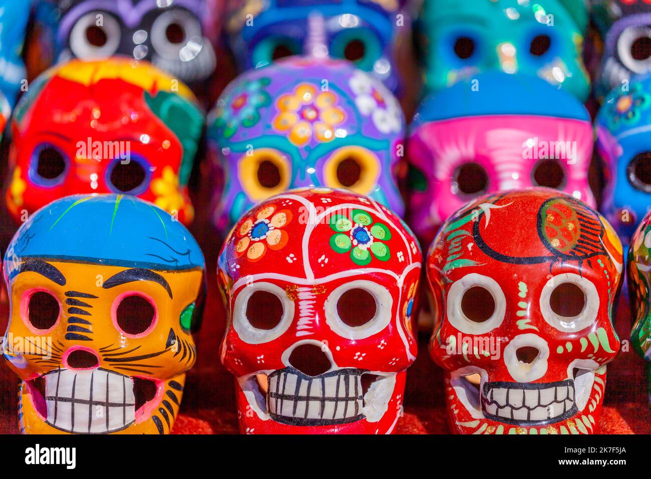 Cranio Ceramic Handicraft, calaveras motivo in una fila, Day of the Dead, Messico Foto Stock