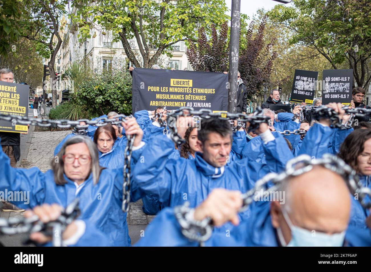 ©Olivier Donnars / le Pictorium/MAXPPP - manifestazione d'Amnesty International pour denoncer les graves les violations de droits humains au Xinjiang envers les communautes ouighours, kirgizhes et kazakhs. Une petizione recueillant 55 000 firme devait etre remise a l'ambasciata de Chine a proximite. Foto Stock