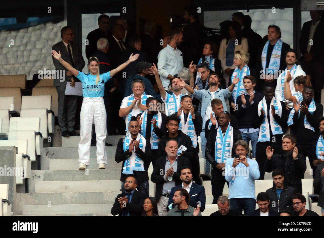 Â-PHOTOPQR/LA PROVENCE/Nicolas VALLAURI ; MARSEILLE ; 07/10/2021 ; Stade Orange VÃ Marseille Hommage rendu Ã Ã Bernard Tapie par sa famille les supporters de l'OM et les joueurs de l'OM avec la prÃ déimentation du cercueil sur la pelouse ICI Sophie Tapie les bras en l'air i sostenitori dell'Olympique Marseille rendono omaggio a Bernard Tapie, ex proprietario dell'Olympique 1 di lato francese Marsiglia, stadio Orange Velodrome a Marsiglia, Francia, 07 ottobre 2021. Bernard Tapie morì di cancro all'età di 78 anni Foto Stock