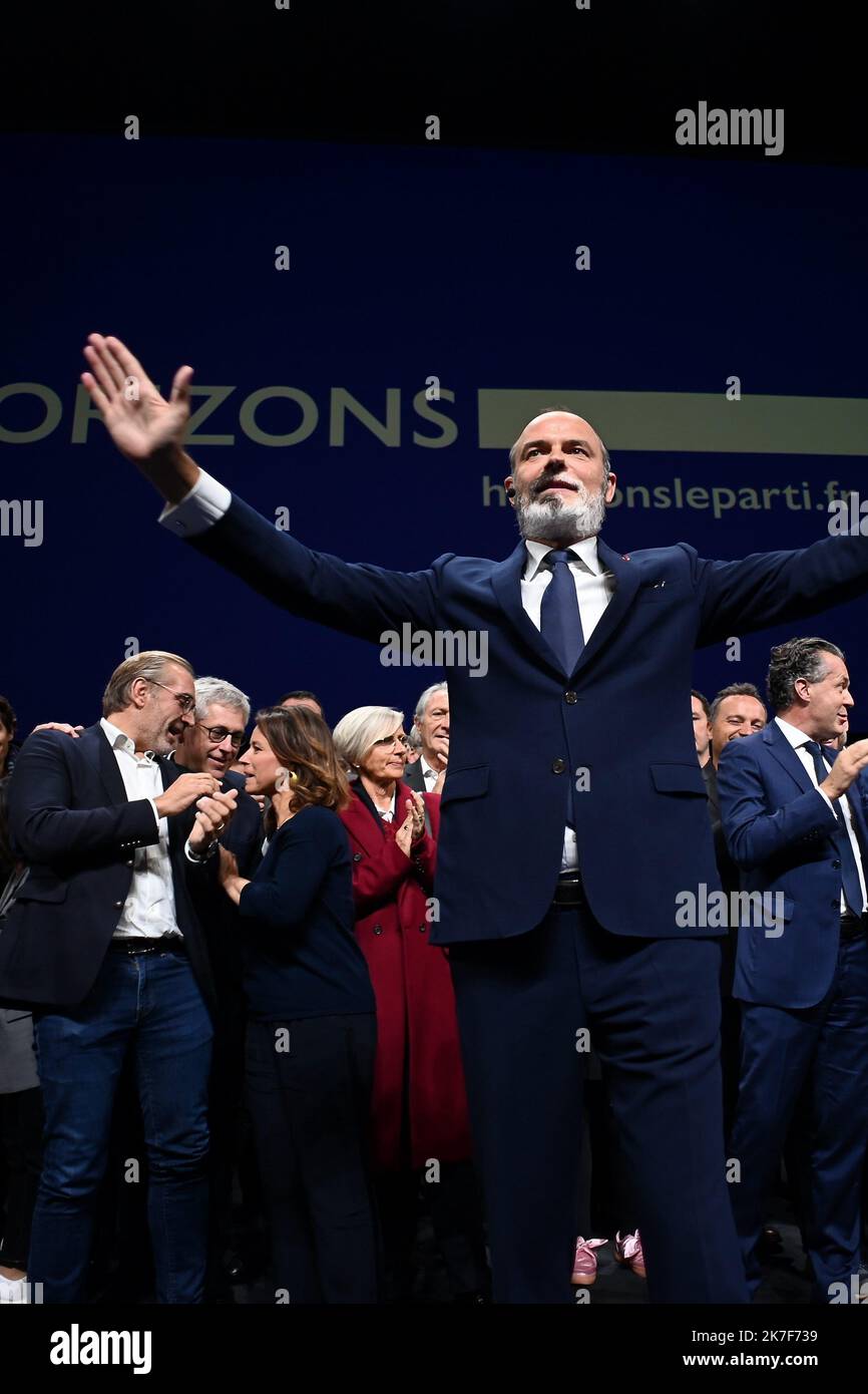 ©FRANCK CASTEL/MAXPPP - Edouard philippe lance son parti au Havre Horizon le 09.10.2021 ex PM il nuovo partito degli orizzonti di Philippe per ridare fiducia alla Francia l'ex primo ministro Edouard Philippe arriva sul palco per applausi a le Havre. Voglio costruire un movimento con voi, dice, affinché la Francia possa riconquistare la sua fiducia. SOUNDBITE Foto Stock