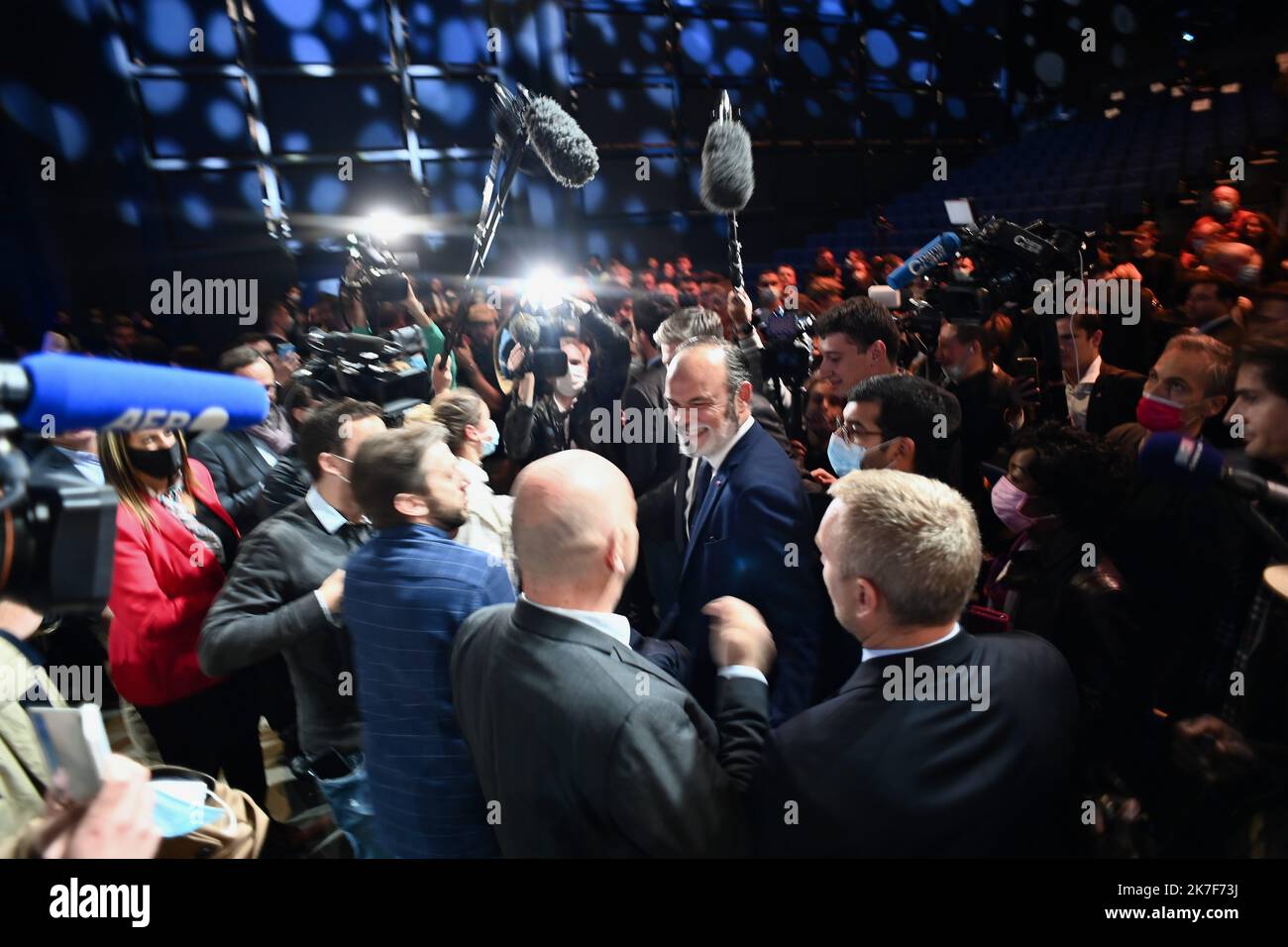 ©FRANCK CASTEL/MAXPPP - Edouard philippe lance son parti au Havre Horizon le 09.10.2021 ex PM il nuovo partito degli orizzonti di Philippe per ridare fiducia alla Francia l'ex primo ministro Edouard Philippe arriva sul palco per applausi a le Havre. Voglio costruire un movimento con voi, dice, affinché la Francia possa riconquistare la sua fiducia. SOUNDBITE Foto Stock