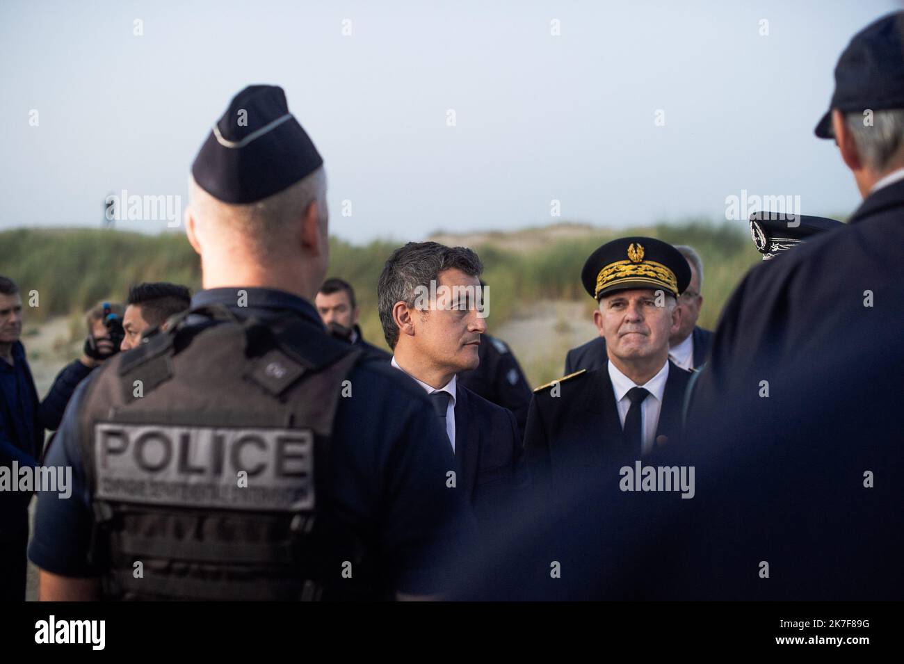 ©Louis Witter / le Pictorium/MAXPPP - visite du Ministre de l'Interieur Gerald Darmanin le samedi 9 octobre dans les Dunes de Marck pres de Calais. Il vient feliciter les policiers pour leur lutte contre l'immigrazione clandestina. Foto Stock