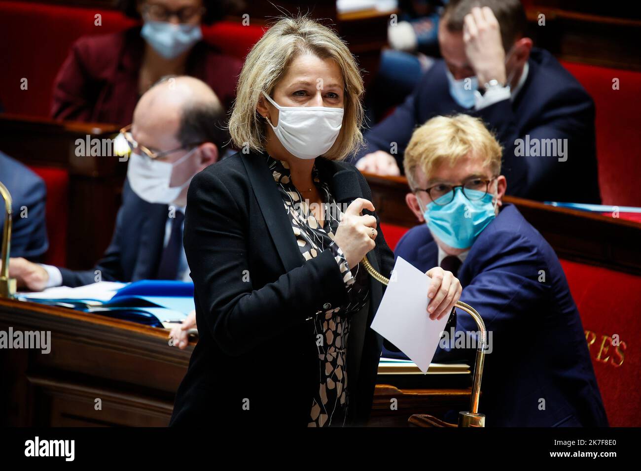 ©THOMAS PADILLA/MAXPPP - 12/10/2021 ; PARIS, FRANCE ; SEANCE DE QUESTIONS AU GOUVERNEMENT DANS L'HEMICYCLE DE L'ASSEMBLEE NATIONALE. LA MINISTRE DE LA TRANSITION ECOLOGIQUE, BARBARA POMPILI. Sessione di interrogazioni al governo presso l'Assemblea nazionale francese di Parigi, il 12 ottobre 2021. Foto Stock