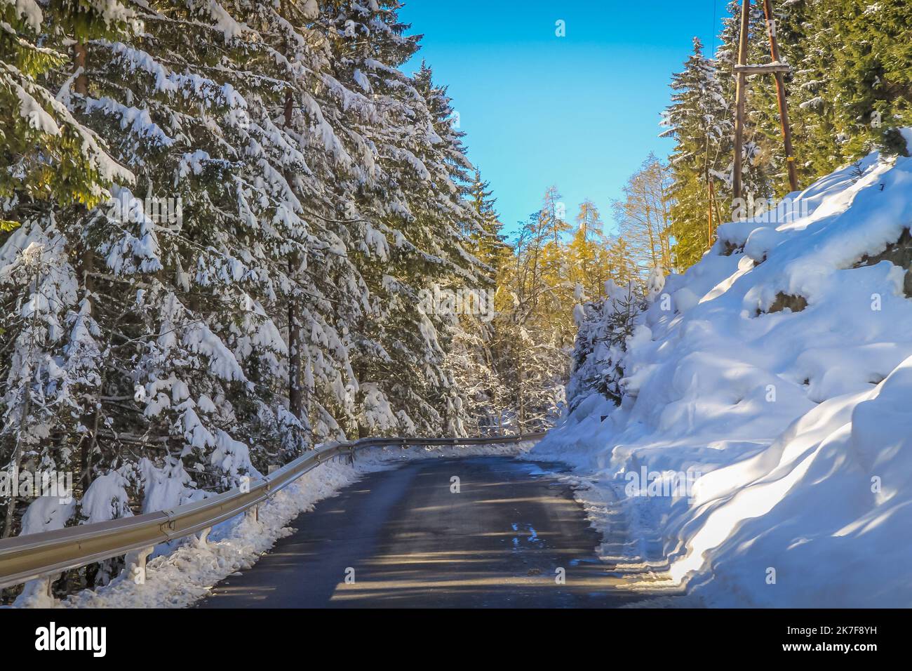 Strada di montagna tra le Alpi Bavaresi e il Tirolo austriaco in autunno, dopo la neve Foto Stock