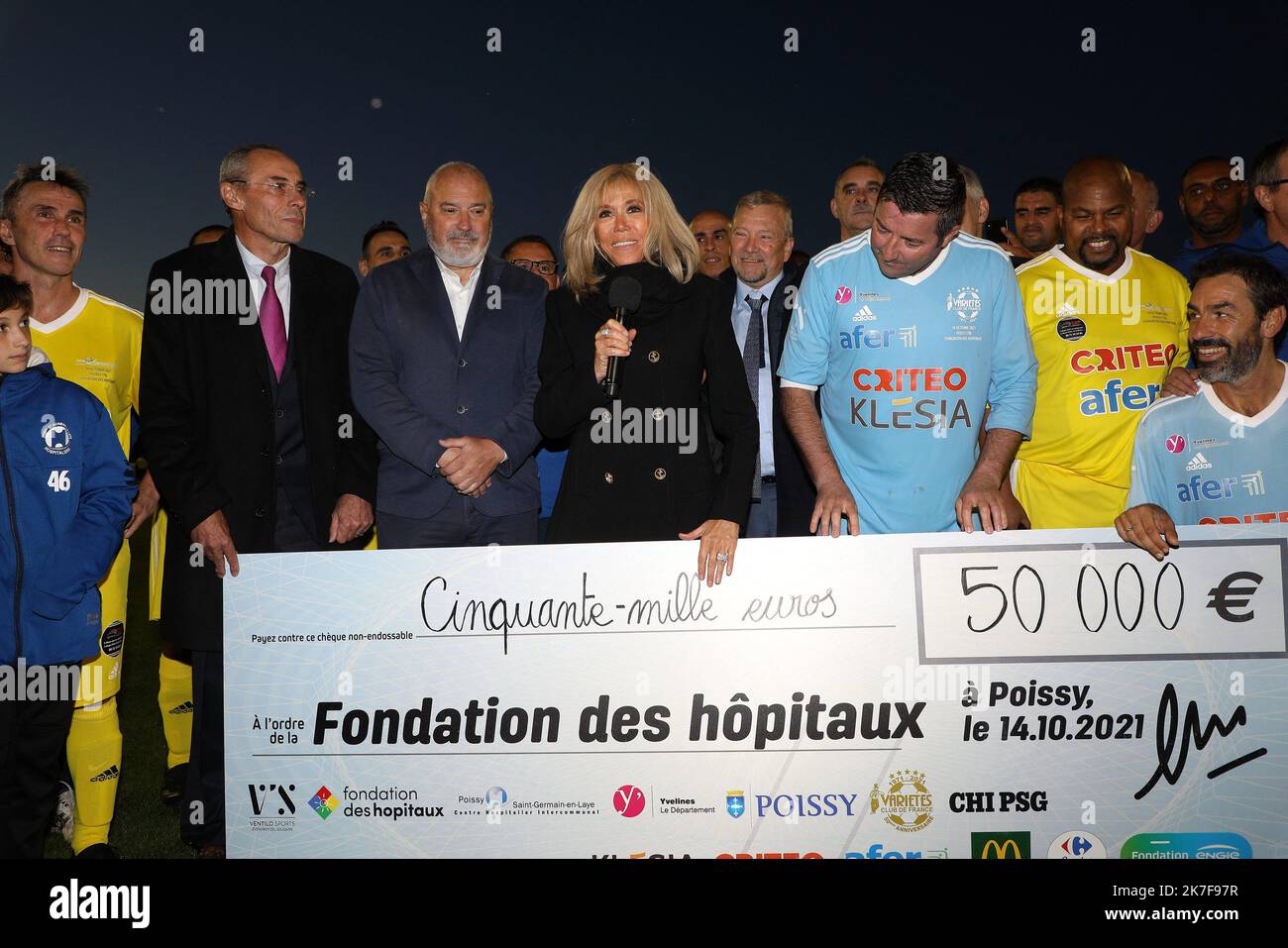 @ Pool/DOMINIQUE JACOVIDES/Maxppp, Francia, Parigi, 2021/10/14 Brigitte Macron, presidente della Fondation Hopitaux de Paris-Hopitaux de France, Reit un chèque de 50000 euros à l'issue du match de football caritatif entre le Varietes club de France et les soignants de l'hopital Poissy Saint Germain au stade Leo Lagrange à Poissy le 14 octobre 2021. Le president de la Republique etait aligne au poste de milieu defensif avec un maillot floque du numéro 3 pour la rencontre Presidente francese Emmanuel Macron durante la amichevole partita di calcio di beneficenza tra Varietes Club de France VCF e chi PSG Foto Stock