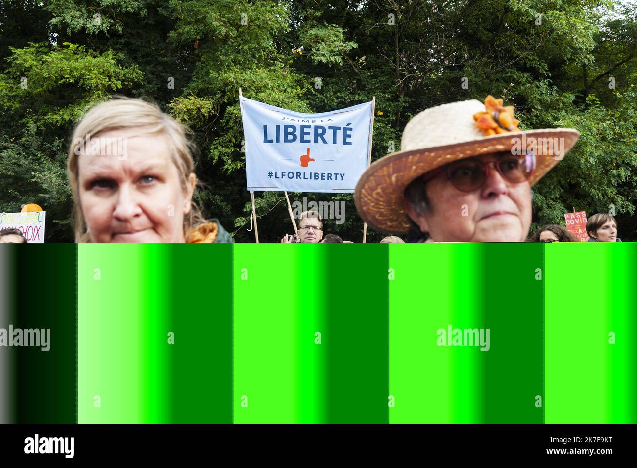 ©Nicolas Landemard / le Pictorium/MAXPPP - Environ 1000 personnes (source police et organisation) se sont reunities ce jour dans la capitale belge et devant le siege du laboratoire Pfizer pour manifester contre le vaccin et le passe-sanitaire ou covid safe ticket mis en place en Belgique. Foto Stock