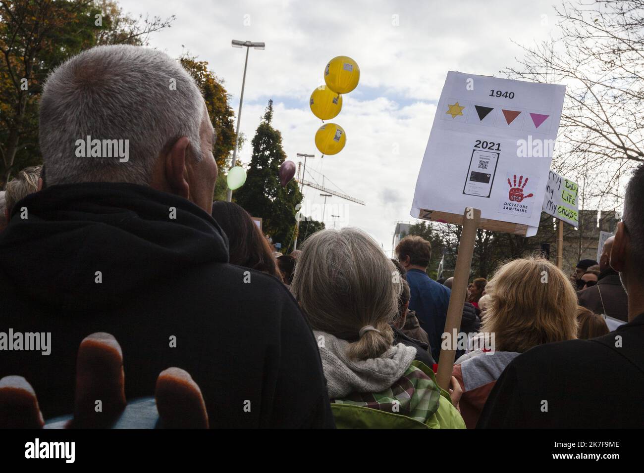 ©Nicolas Landemard / le Pictorium/MAXPPP - Environ 1000 personnes (source police et organisation) se sont reunities ce jour dans la capitale belge et devant le siege du laboratoire Pfizer pour manifester contre le vaccin et le passe-sanitaire ou covid safe ticket mis en place en Belgique. Foto Stock