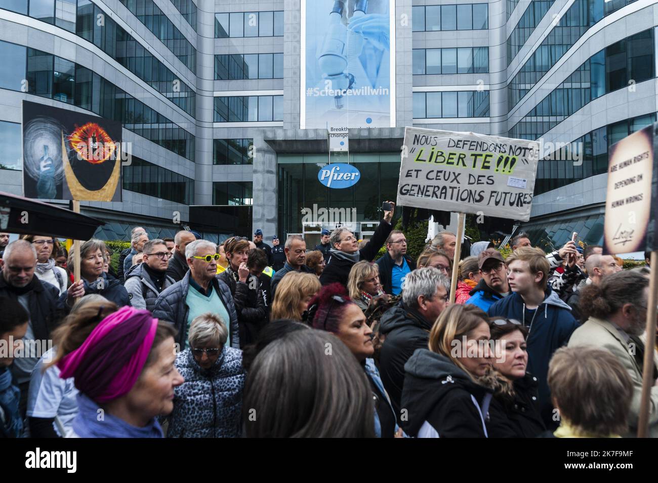 ©Nicolas Landemard / le Pictorium/MAXPPP - Environ 1000 personnes (source police et organisation) se sont reunities ce jour dans la capitale belge et devant le siege du laboratoire Pfizer pour manifester contre le vaccin et le passe-sanitaire ou covid safe ticket mis en place en Belgique. Foto Stock