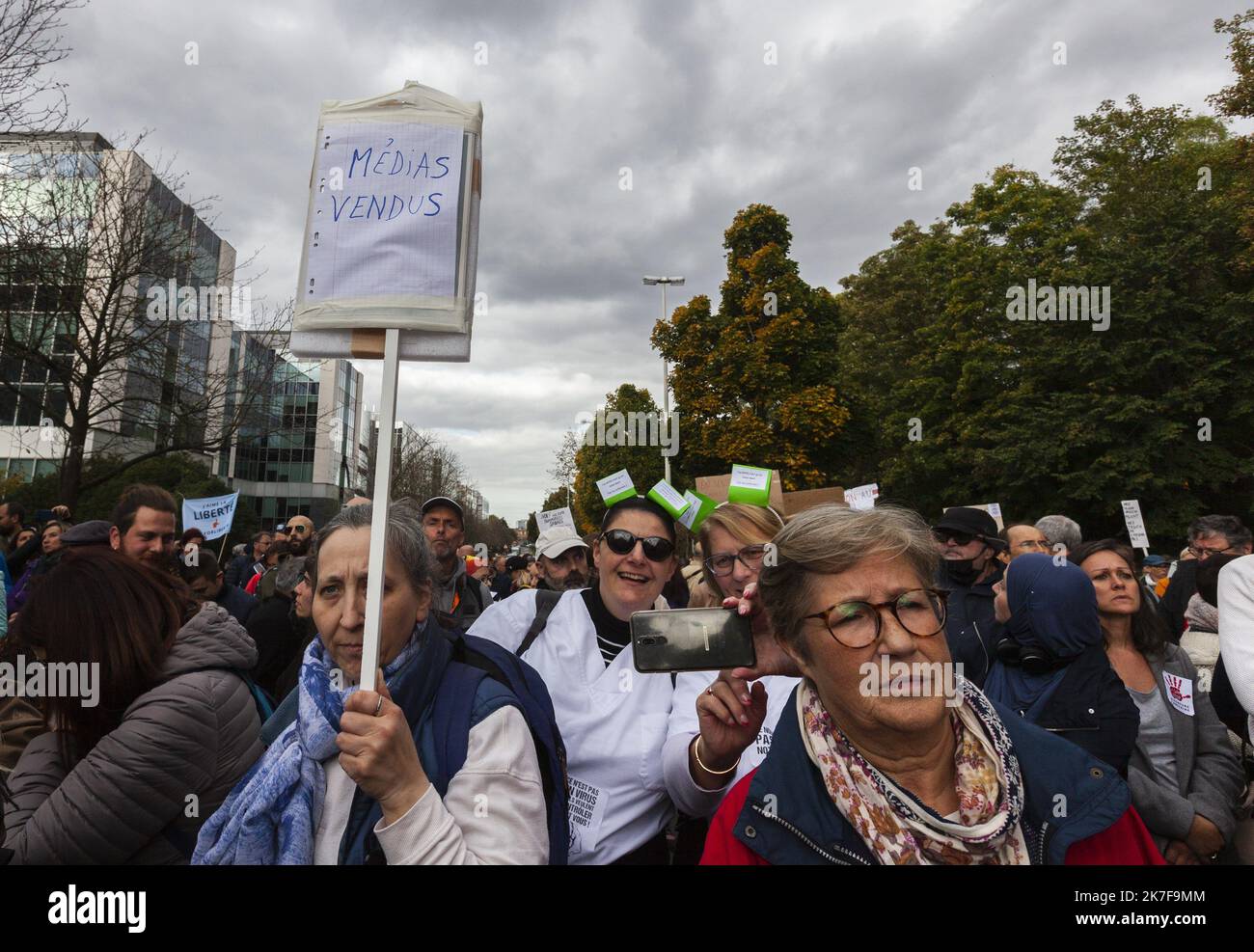 ©Nicolas Landemard / le Pictorium/MAXPPP - Environ 1000 personnes (source police et organisation) se sont reunities ce jour dans la capitale belge et devant le siege du laboratoire Pfizer pour manifester contre le vaccin et le passe-sanitaire ou covid safe ticket mis en place en Belgique. Foto Stock