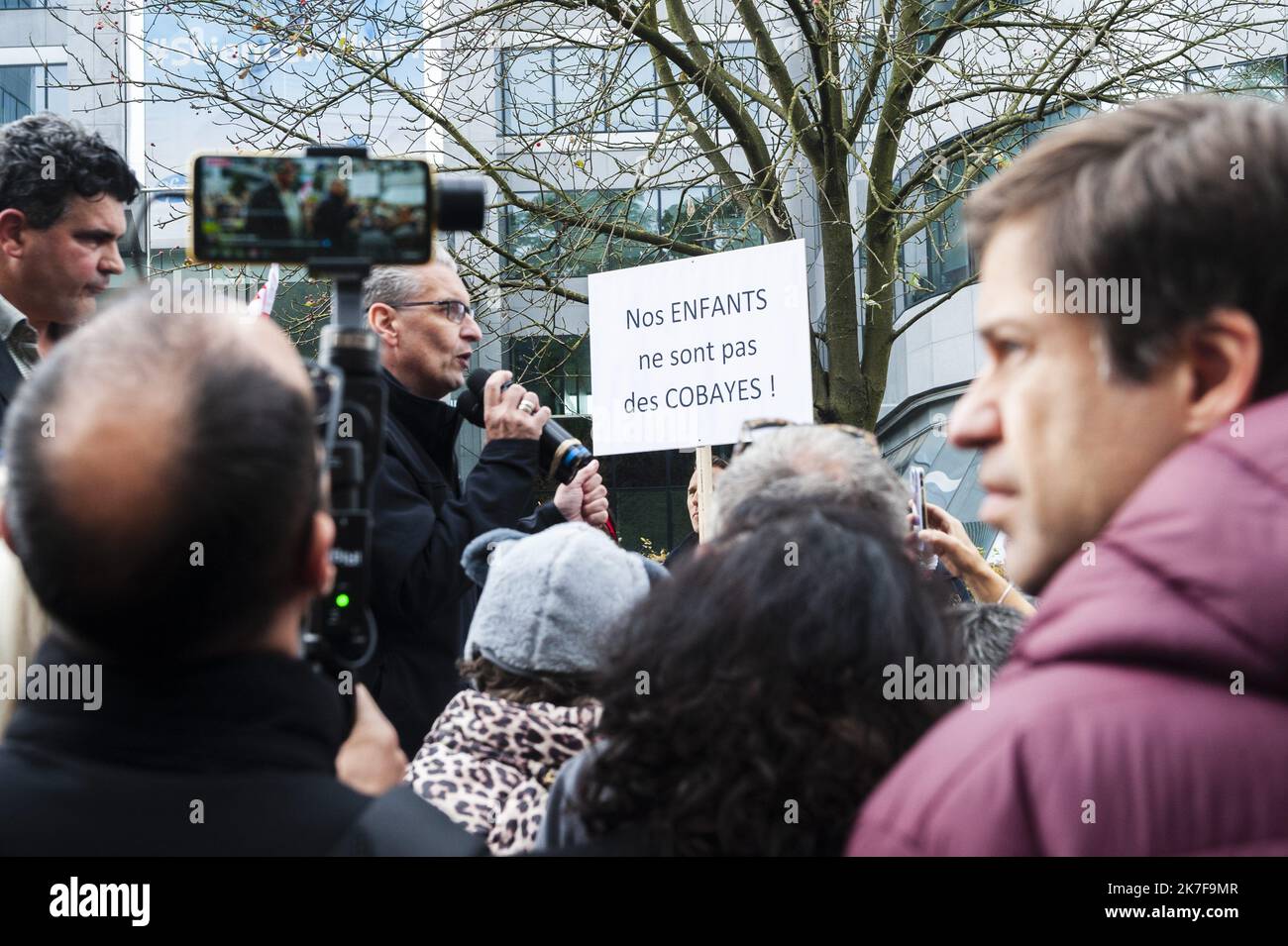 ©Nicolas Landemard / le Pictorium/MAXPPP - Environ 1000 personnes (source police et organisation) se sont reunities ce jour dans la capitale belge et devant le siege du laboratoire Pfizer pour manifester contre le vaccin et le passe-sanitaire ou covid safe ticket mis en place en Belgique. Foto Stock