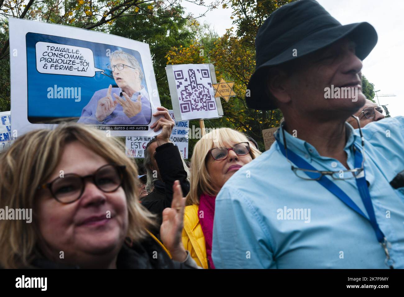 ©Nicolas Landemard / le Pictorium/MAXPPP - Environ 1000 personnes (source police et organisation) se sont reunities ce jour dans la capitale belge et devant le siege du laboratoire Pfizer pour manifester contre le vaccin et le passe-sanitaire ou covid safe ticket mis en place en Belgique. Foto Stock