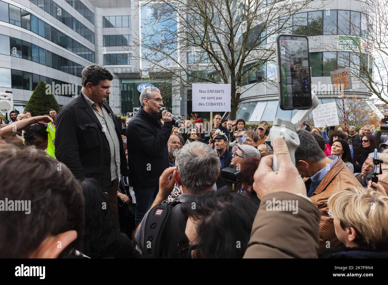 ©Nicolas Landemard / le Pictorium/MAXPPP - Environ 1000 personnes (source police et organisation) se sont reunities ce jour dans la capitale belge et devant le siege du laboratoire Pfizer pour manifester contre le vaccin et le passe-sanitaire ou covid safe ticket mis en place en Belgique. Foto Stock