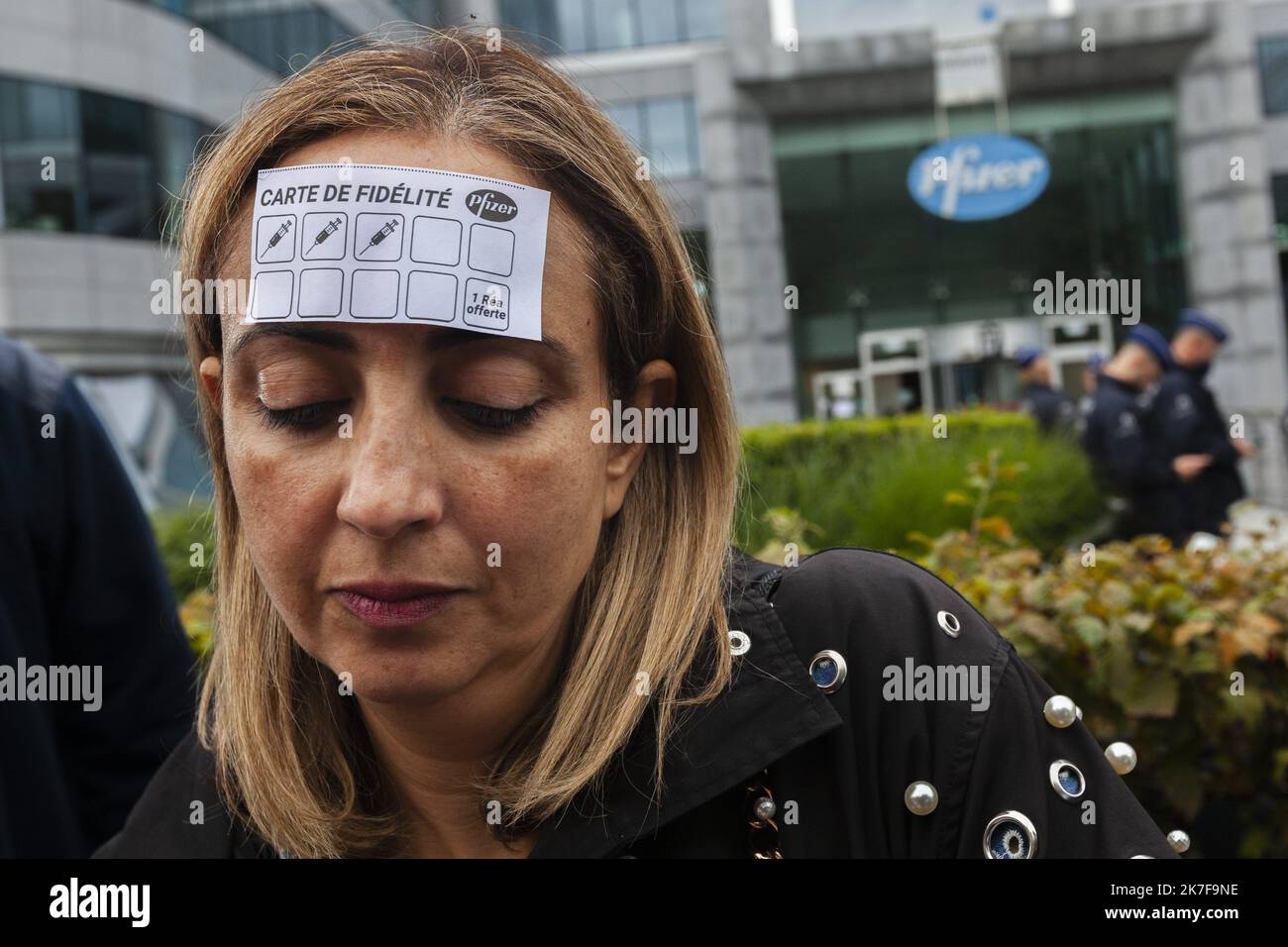 ©Nicolas Landemard / le Pictorium/MAXPPP - Environ 1000 personnes (source police et organisation) se sont reunities ce jour dans la capitale belge et devant le siege du laboratoire Pfizer pour manifester contre le vaccin et le passe-sanitaire ou covid safe ticket mis en place en Belgique. Foto Stock