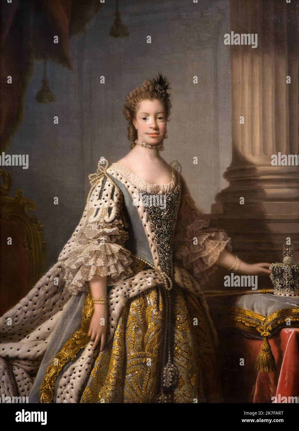 ©Active Museu/MAXPPP - ActiveMuseum 0003754.jpg / Charlotte Sophie de Mecklenburg-Strelitz, 1761 - Atelier de Allan Ramsay 1761 - / Allan Ramsay / Peinture Active Museum / le Pictorium 1 persona, Poltrona, Biondo, occhi blu, colonna (architettura), Corona, Duchessa, tessuto ricamato, viso su, pelliccia, tedesco (femminile), oro (colore), capelli legati alla schiena, mano, gioiello, basso taglio, nobiltà, perlonga, vestito nobile, ,Ritratto ,tessuto prezioso ,Regina ,Rosso ,Regno ,reale ,sorriso ,sorridente () ,Sovrano () ,Tavola ,tovaglia in tessuto ,Trono ,verticale ,Workshop ,Charlotte Sophie di Meclemburgo-Strelitz Foto Stock