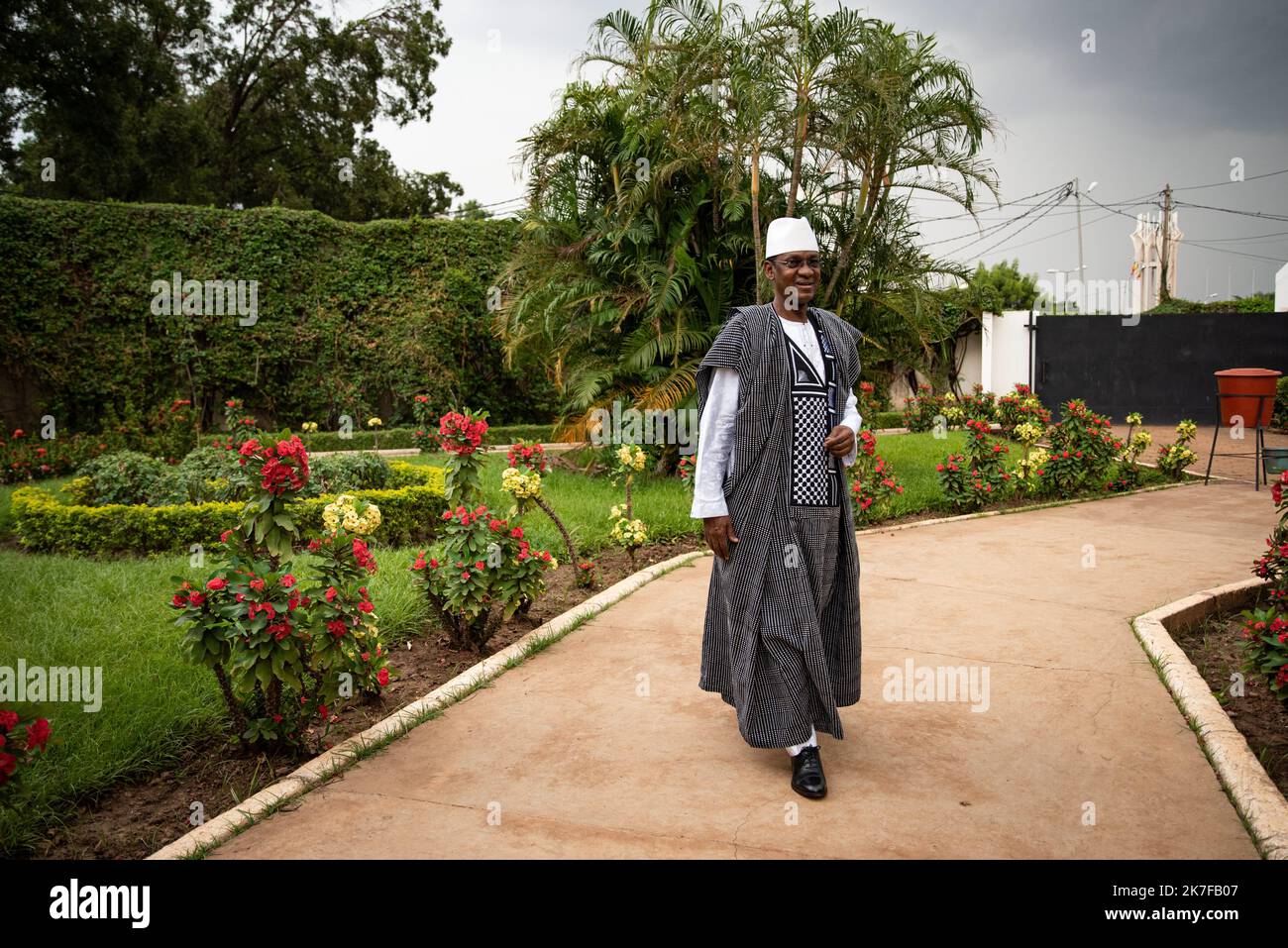 ©Nicolas Remene / le Pictorium/MAXPPP - le Premier Ministre malien, Choguel Kokalla Maiga pose dans les jardins de sa residence officielle situee non loin de la Primate en commune III, le samedi 16 ottobre 2021 a Bamako au Mali. Foto Stock