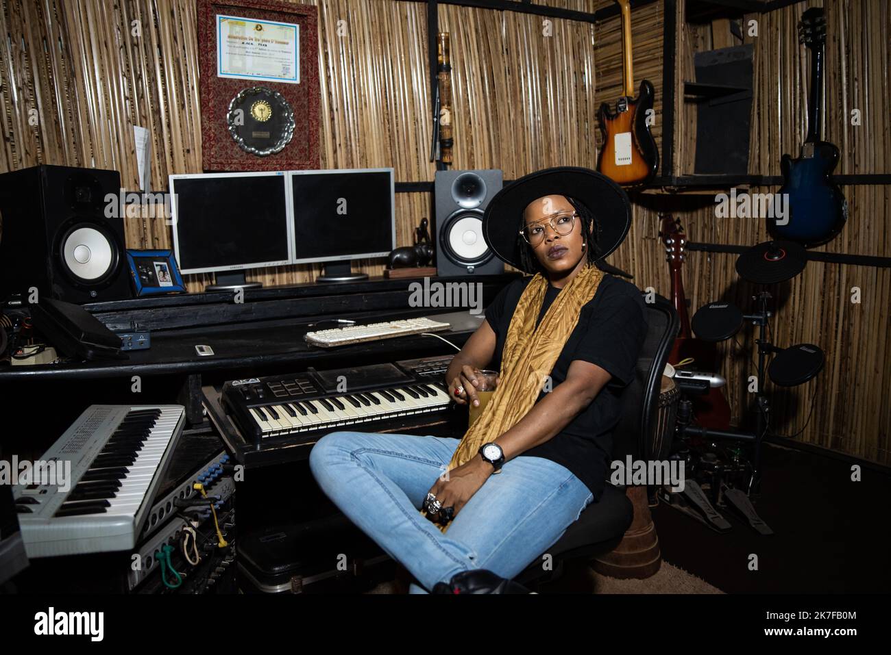©Nicolas Remene / le Pictorium/MAXPPP - Ami Yerewolo pose dans le studio ou elle a enregistre toutes les voix de son dernier album -AY- dans le quartier Korofina a Bamako au Mali, le 14 mai 2021. Foto Stock