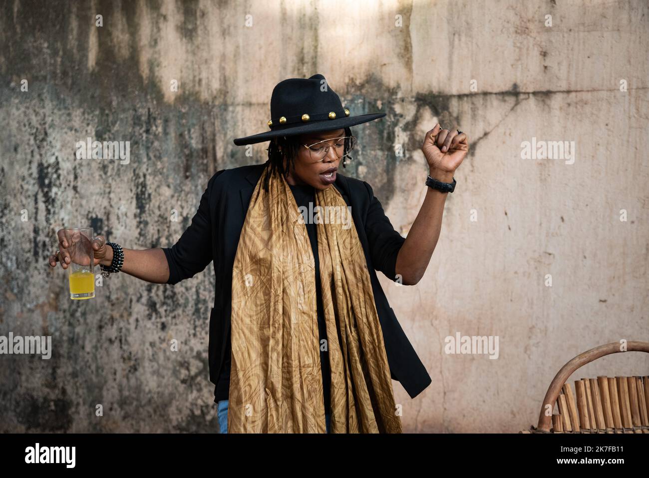 ©Nicolas Remene / le Pictorium/MAXPPP - Ami Yerewolo pose Lors d'une petite fete organisee avec quelques ami(e)s autour d'un barbecue dans le quartier de Korofina a Bamako au Mali, le 14 mai 2021. Foto Stock