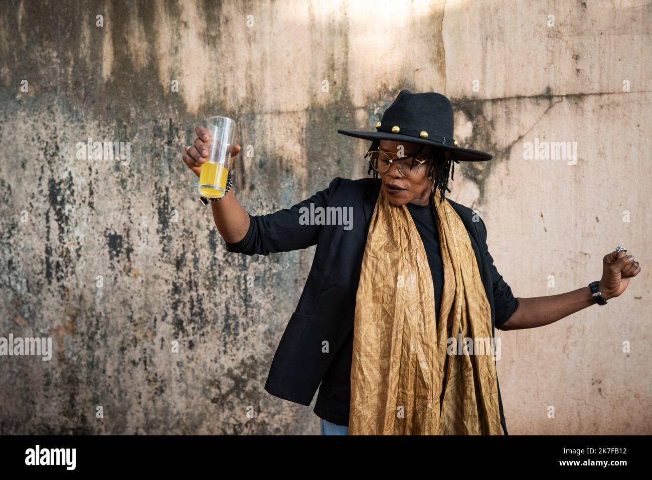 ©Nicolas Remene / le Pictorium/MAXPPP - Ami Yerewolo pose Lors d'une petite fete organisee avec quelques ami(e)s autour d'un barbecue dans le quartier de Korofina a Bamako au Mali, le 14 mai 2021. Foto Stock