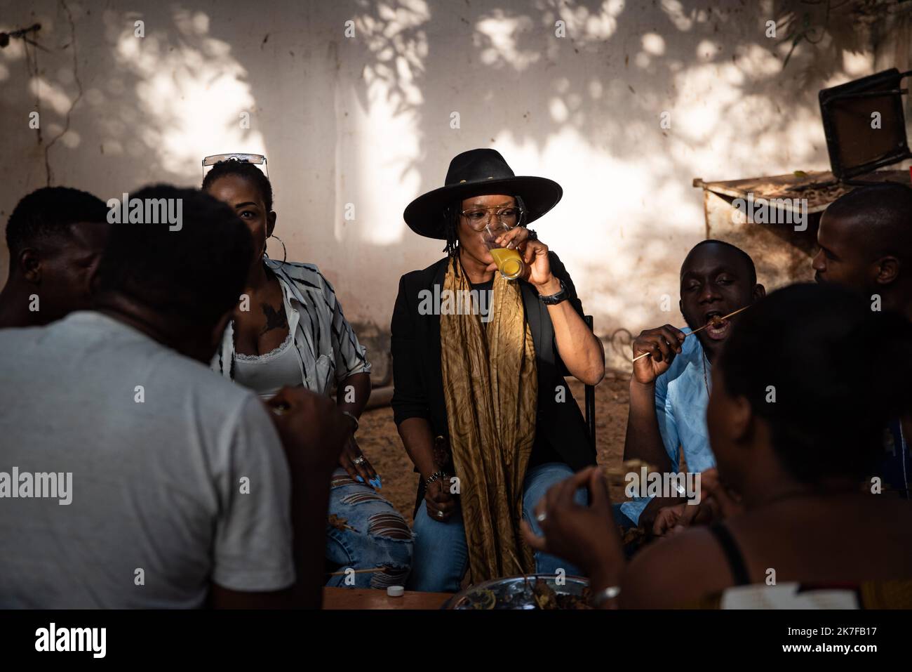 ©Nicolas Remene / le Pictorium/MAXPPP - Ami Yerewolo (Chapeau noir) lors d'une Petite fete organisee avec quelques ami(e)s autour d'un barbecue dans le quartier de Korofina a Bamako au Mali, le 14 mai 2021. Foto Stock