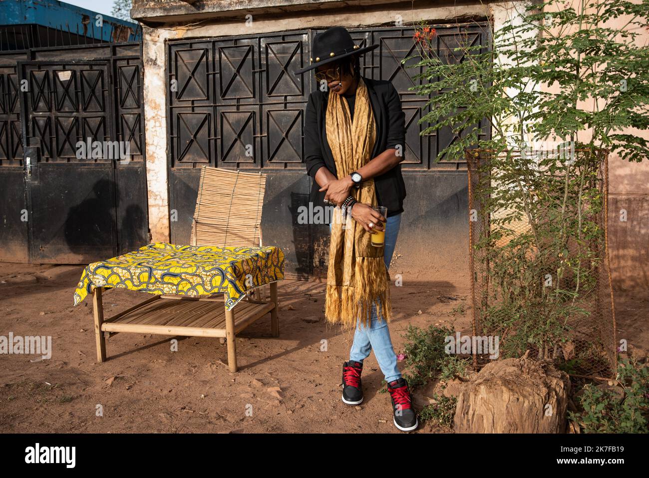 ©Nicolas Remene / le Pictorium/MAXPPP - Ami Yerewolo pose Lors d'une petite fete organisee avec quelques ami(e)s autour d'un barbecue dans le quartier de Korofina a Bamako au Mali, le 14 mai 2021. Foto Stock