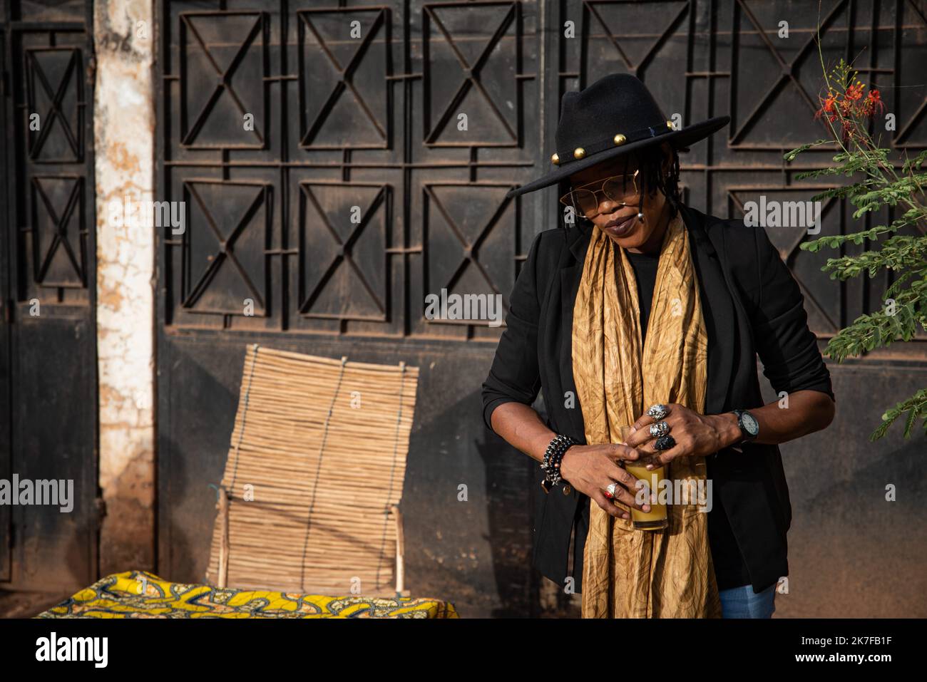 ©Nicolas Remene / le Pictorium/MAXPPP - Ami Yerewolo pose Lors d'une petite fete organisee avec quelques ami(e)s autour d'un barbecue dans le quartier de Korofina a Bamako au Mali, le 14 mai 2021. Foto Stock