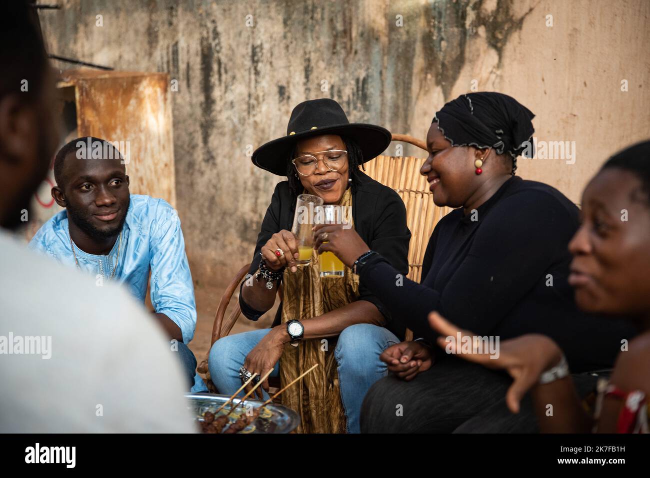 ©Nicolas Remene / le Pictorium/MAXPPP - Ami Yerewolo (Chapeau noir) lors d'une Petite fete organisee avec quelques ami(e)s autour d'un barbecue dans le quartier de Korofina a Bamako au Mali, le 14 mai 2021. Foto Stock