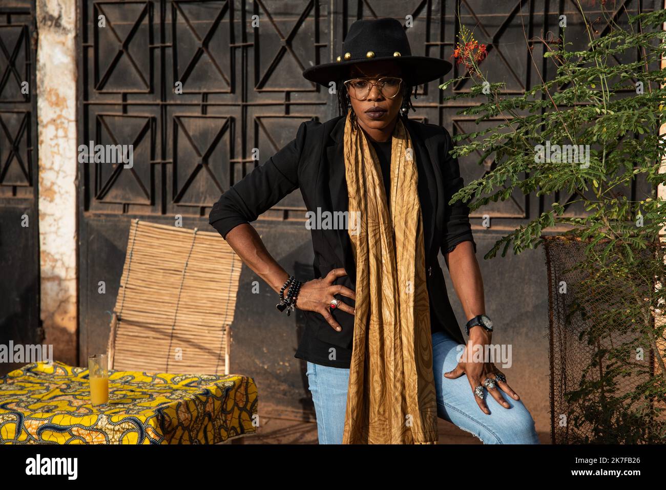 ©Nicolas Remene / le Pictorium/MAXPPP - Ami Yerewolo pose Lors d'une petite fete organisee avec quelques ami(e)s autour d'un barbecue dans le quartier de Korofina a Bamako au Mali, le 14 mai 2021. Foto Stock