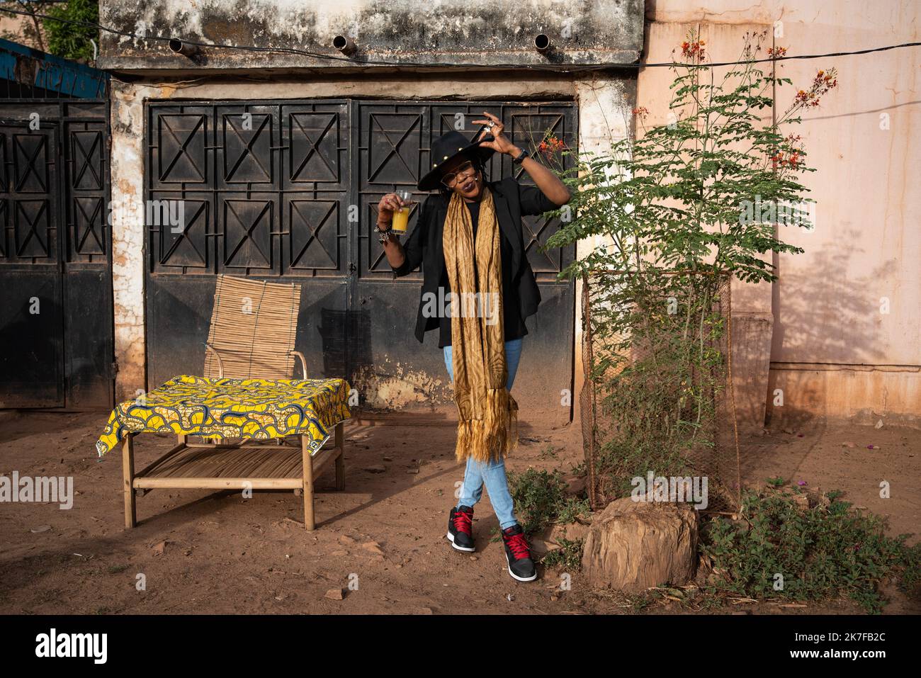 ©Nicolas Remene / le Pictorium/MAXPPP - Ami Yerewolo pose Lors d'une petite fete organisee avec quelques ami(e)s autour d'un barbecue dans le quartier de Korofina a Bamako au Mali, le 14 mai 2021. Foto Stock