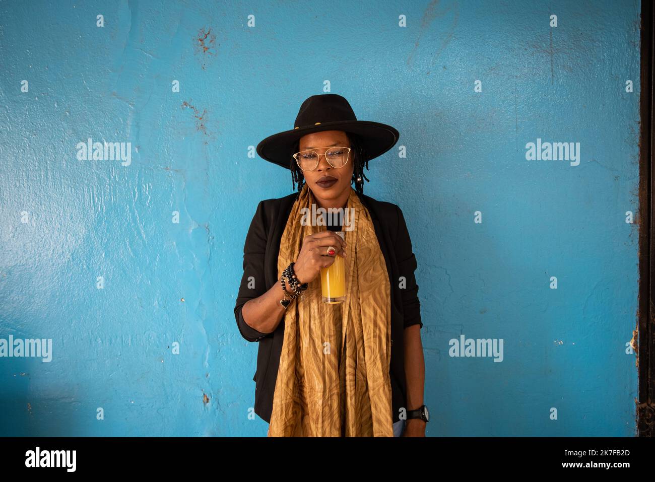 ©Nicolas Remene / le Pictorium/MAXPPP - Ami Yerewolo pose Lors d'une petite fete organisee avec quelques ami(e)s autour d'un barbecue dans le quartier de Korofina a Bamako au Mali, le 14 mai 2021. Foto Stock