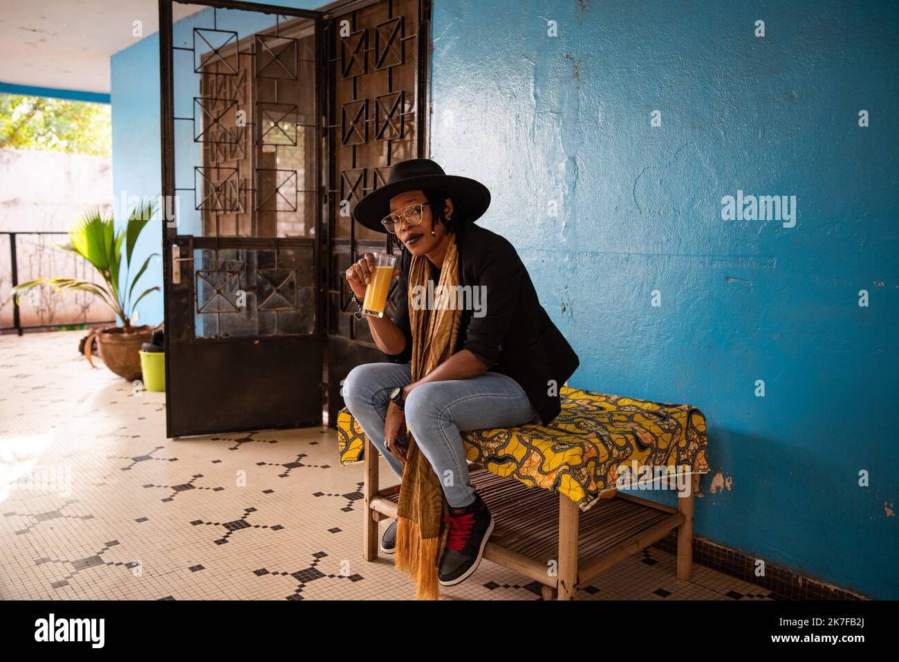 ©Nicolas Remene / le Pictorium/MAXPPP - Ami Yerewolo pose Lors d'une petite fete organisee avec quelques ami(e)s autour d'un barbecue dans le quartier de Korofina a Bamako au Mali, le 14 mai 2021. Foto Stock