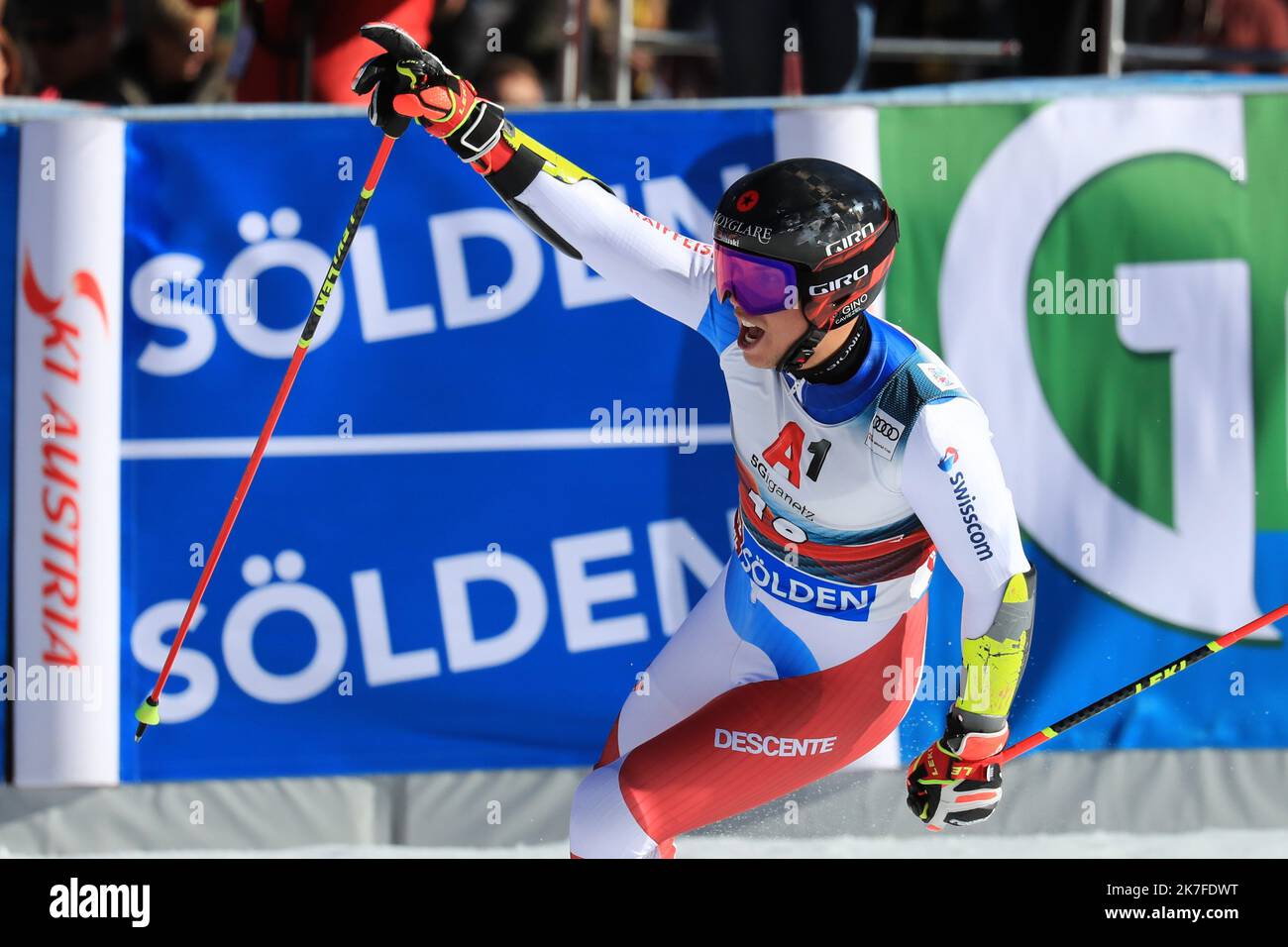 ©Pierre Teyssot/MAXPPP ; Coppa del mondo di sci alpino 2021-2022 - focolaio di coronavirus. 1st uomini Slalom gigante, gara di apertura come parte della Coppa del mondo di sci alpino a Solden il 24 ottobre 2021; Gino Caviezel (sui). Â Pierre Teyssot / Maxppp Foto Stock
