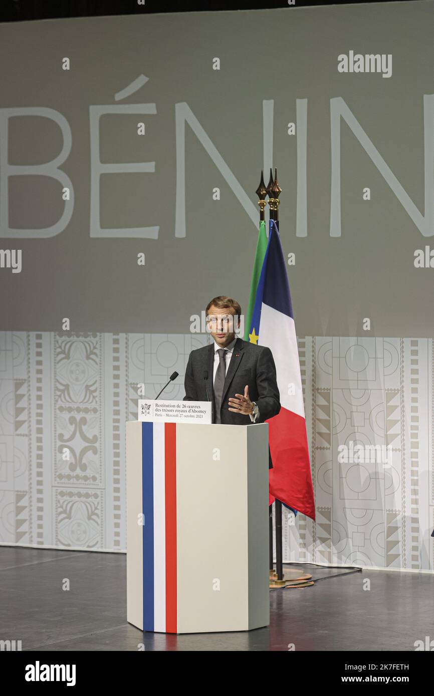 ©Sebastien Muylaert/MAXPPP - Discours de President de la Republique Emmanuel Macron lors de la ceremonie pour la restitution de 26 oeuvres des tresors royaux d'Abomey a la Republique du Benin au Musee Quai Branly - Jacques Chirac a Parigi, Francia. 27.10.2021 - il Presidente della Repubblica Emmanuel Macron durante la cerimonia per la restituzione di 26 opere dei tesori reali di Abomey alla Repubblica del Benin Foto Stock