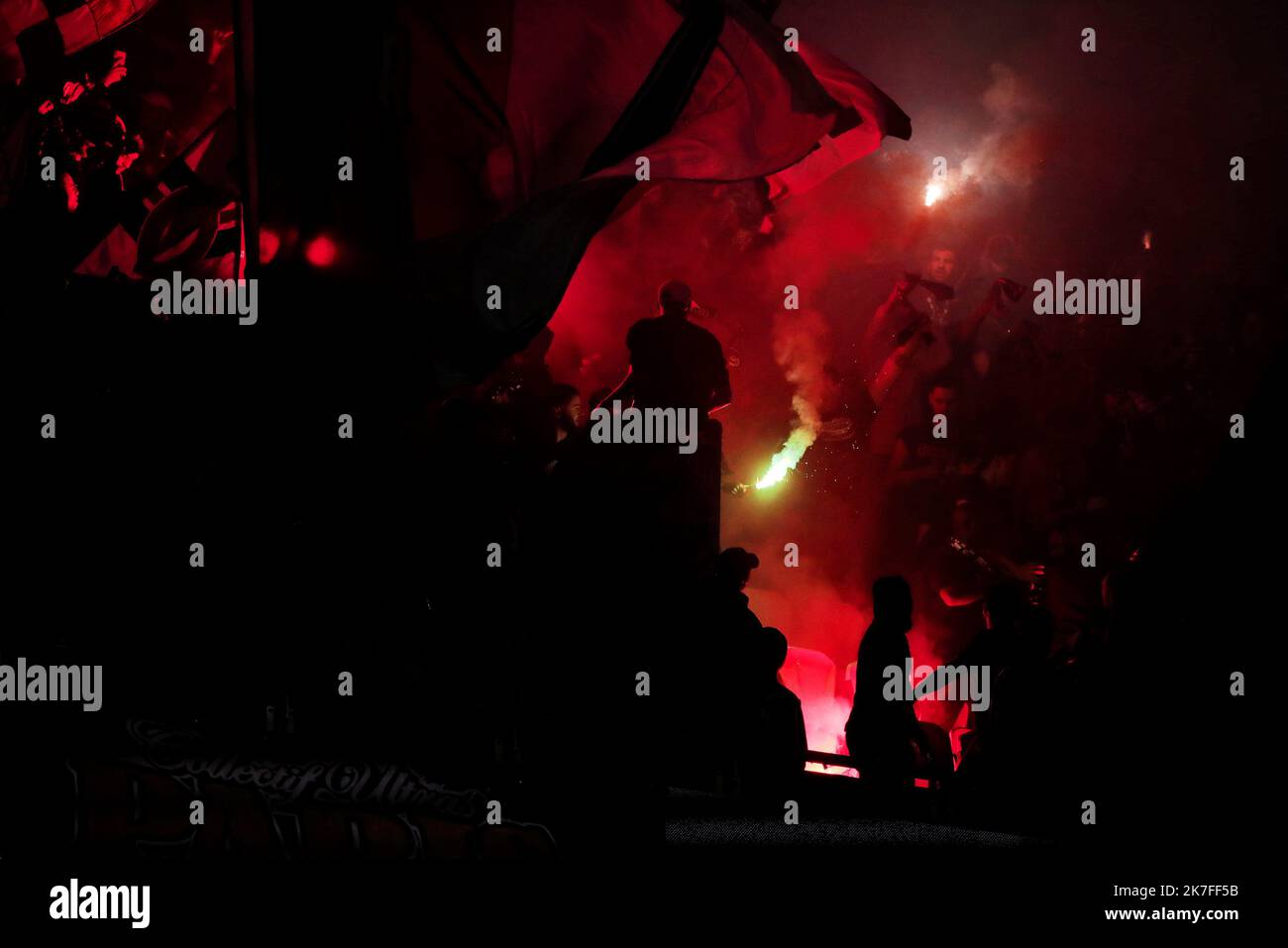 ©Christophe Petit Tesson/MAXPPP - 29/10/2021 ; PARIS ; France - PSG Fans light red flares la partita di calcio Ligue 1 tra Paris Saint Germain e Lille OSC (LOSC) a Parigi, Francia, 29 ottobre 2021. Foto Stock