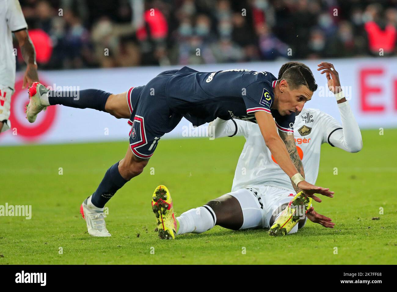 ©Christophe Petit Tesson/MAXPPP - 29/10/2021 ; PARIGI ; Francia - Parigi Angelo di Maria di Saint Germain in azione durante la partita di calcio Ligue 1 tra Parigi Saint Germain e Lille OSC (LOSC) a Parigi, Francia, 29 ottobre 2021. Foto Stock