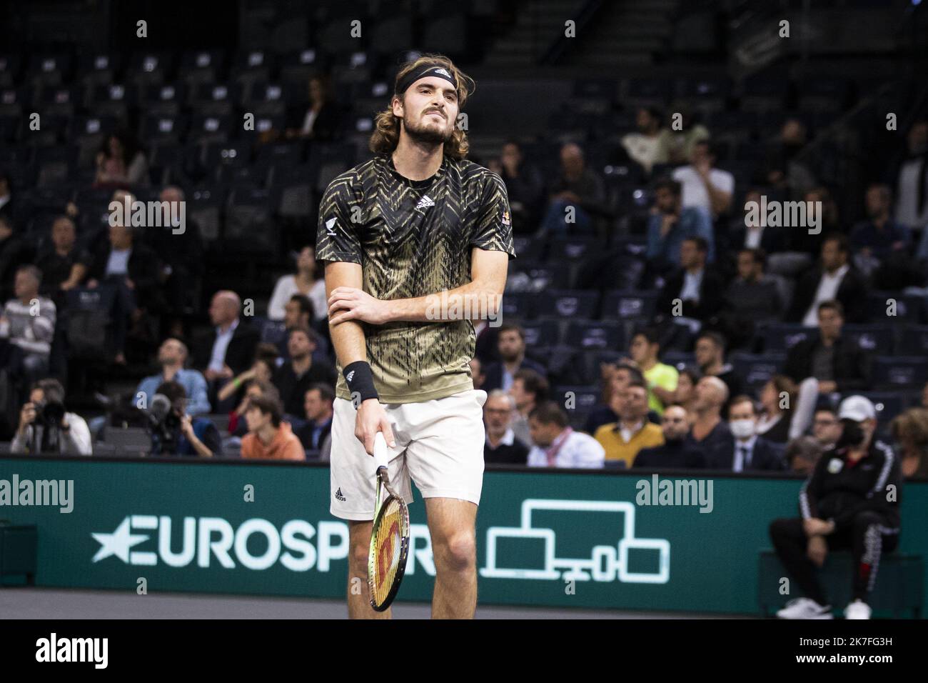 Alexis Sciard / IP3; Parigi, Francia, 3 novembre 2021 - Stefanos Tsitsipas di Grecia si lamenta di dolore nel suo braccio durante la sua seconda partita contro Alexei Popyrin d'Australia al torneo di tennis Rolex Paris Masters. Foto Stock