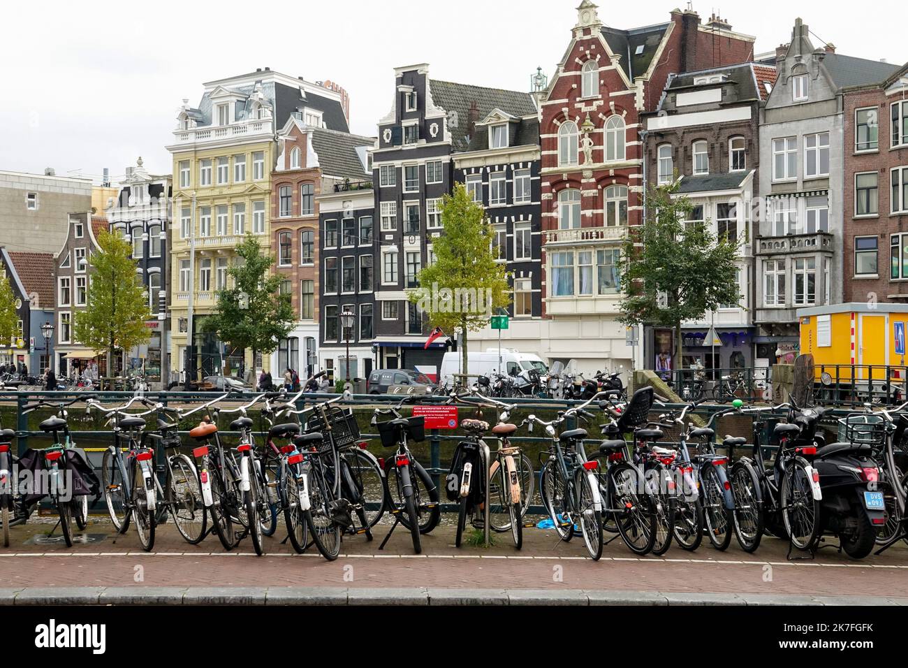 ©PHOTOPQR/OUEST FRANCE/Franck Dubray ; Amsterdam ; 04/11/2021 ; la ville d' Amsterdam dans les Pays Bas , avec les canaux et déplacements en vélo. (Foto Franck Dubray) - viste generali di Amsterdam, Paesi Bassi, il nov 2021 Foto Stock