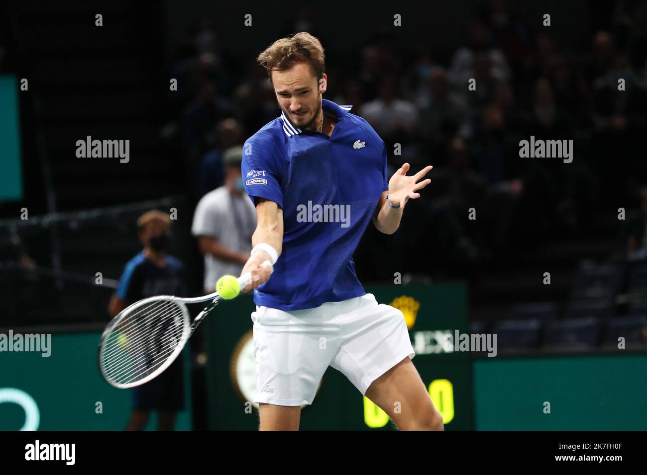 Thierry Larret/Maxppp. Tennis. Rolex Paris Masters. Accorhotels Arena, Parigi (75), le 5 novembre 2021. Quart de finale Hugo GASTON (fra) vs Daniil MEDVEDEV (RUS) Foto Stock