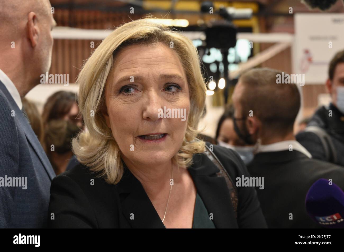 ©Julien Mattia / le Pictorium/MAXPPP - la candidate du Rassemblement National (RN) a la Presidentielle 2022, Marine le Pen en visite au Salon du made in France, a la porte de Versailles, le 10 novembre 2021 Foto Stock