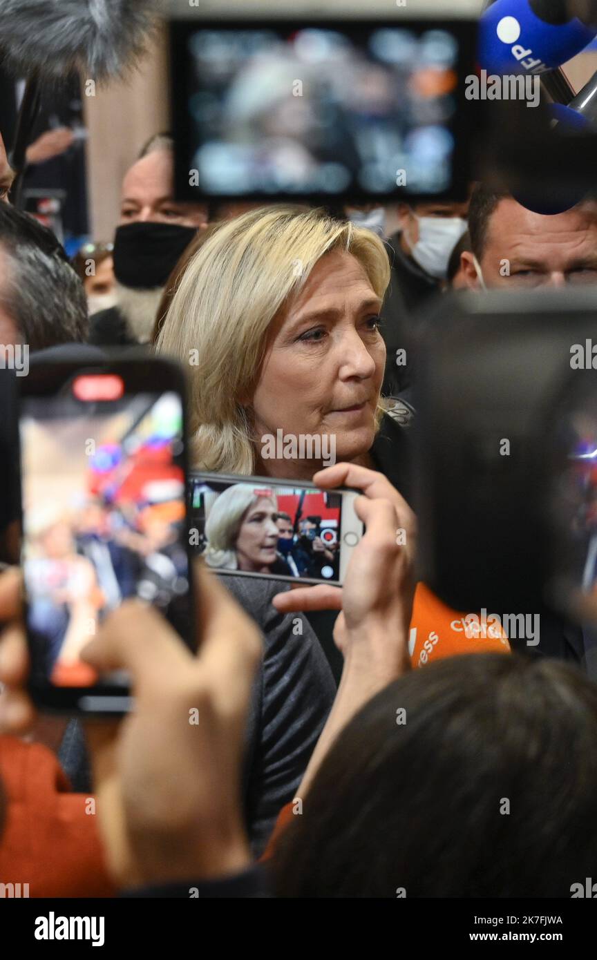 ©Julien Mattia / le Pictorium/MAXPPP - la candidate du Rassemblement National (RN) a la Presidentielle 2022, Marine le Pen en visite au Salon du made in France, a la porte de Versailles, le 10 novembre 2021 Foto Stock