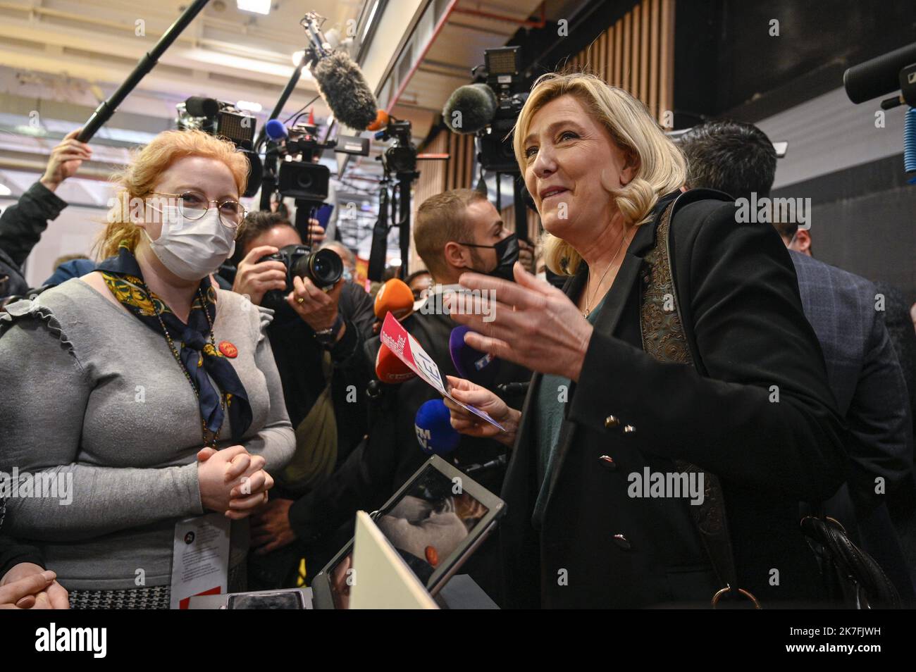 ©Julien Mattia / le Pictorium/MAXPPP - la candidate du Rassemblement National (RN) a la Presidentielle 2022, Marine le Pen en visite au Salon du made in France, a la porte de Versailles, le 10 novembre 2021 Foto Stock
