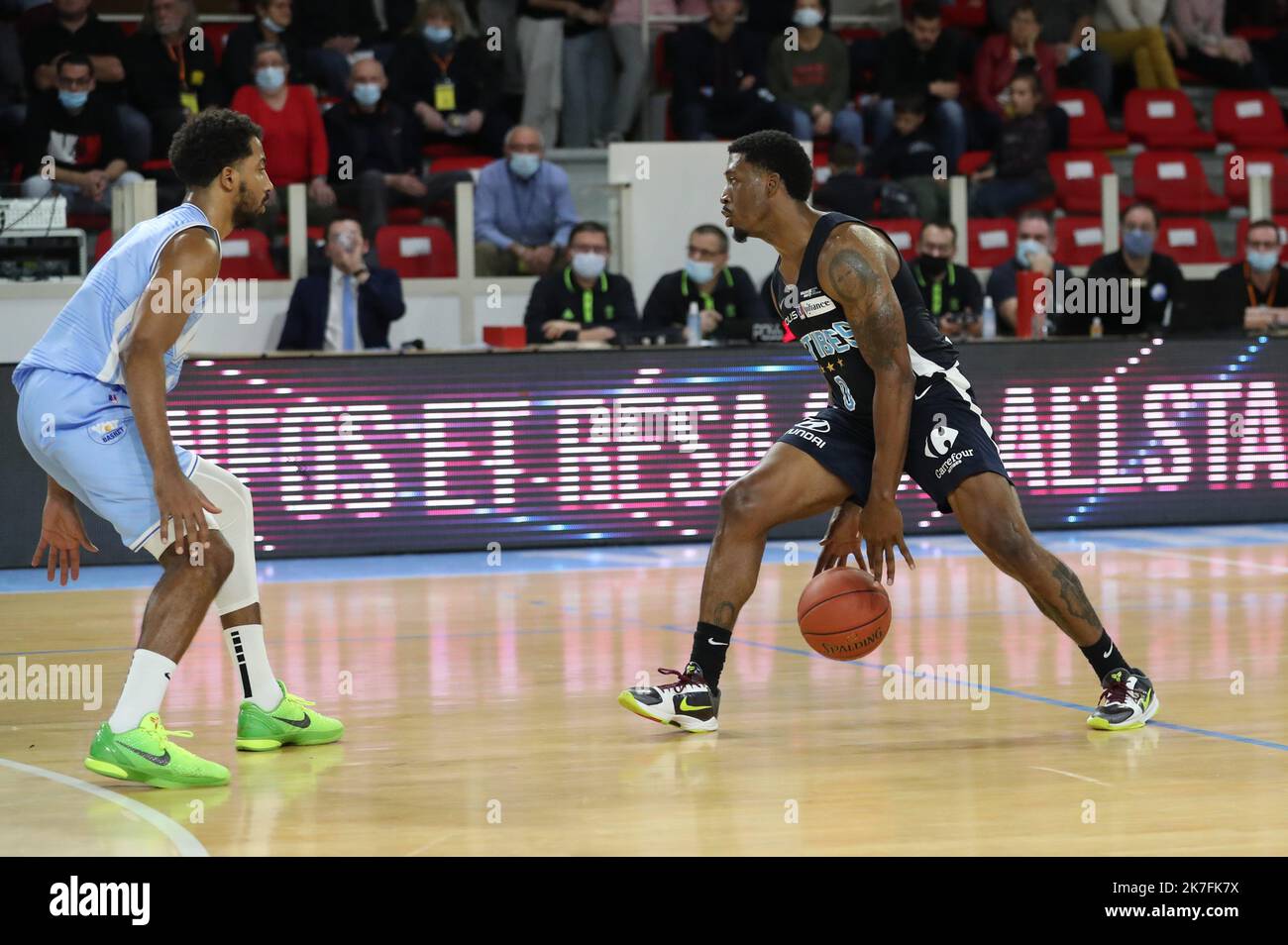 Thierry Larret/Maxppp. JA Vichy Clermont Metropole vs Sharks Antibes. Le 13 novembre 2021, Palais des sports Pierre Coulon, Vichy (03). Reginald JOHNSON (ANT) Foto Stock