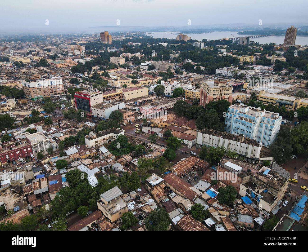 ©Nicolas Remene / le Pictorium/MAXPPP - Vue eyrienne de l'urbanization d'un quartier de Bamako au Mali le 23 ottobre 2021. Foto Stock