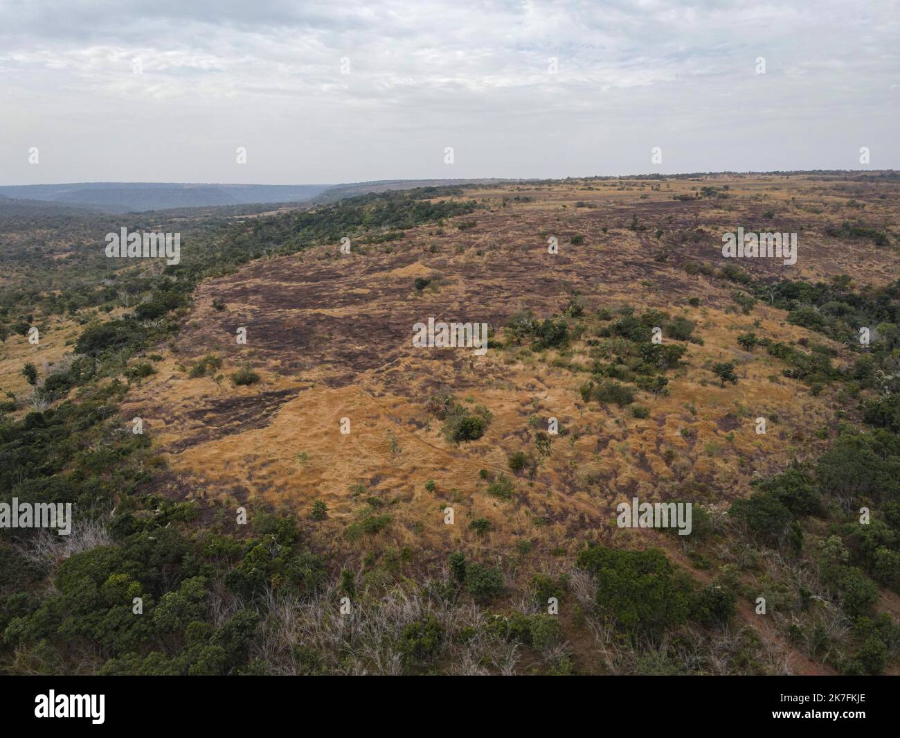 ©Nicolas Remene / le Pictorium/MAXPPP - Vue eyrienne sur un plateau rocheux juste au dessus de la Cascade de Djendjeni pres de Siby, le 12 novembre 2021. Foto Stock