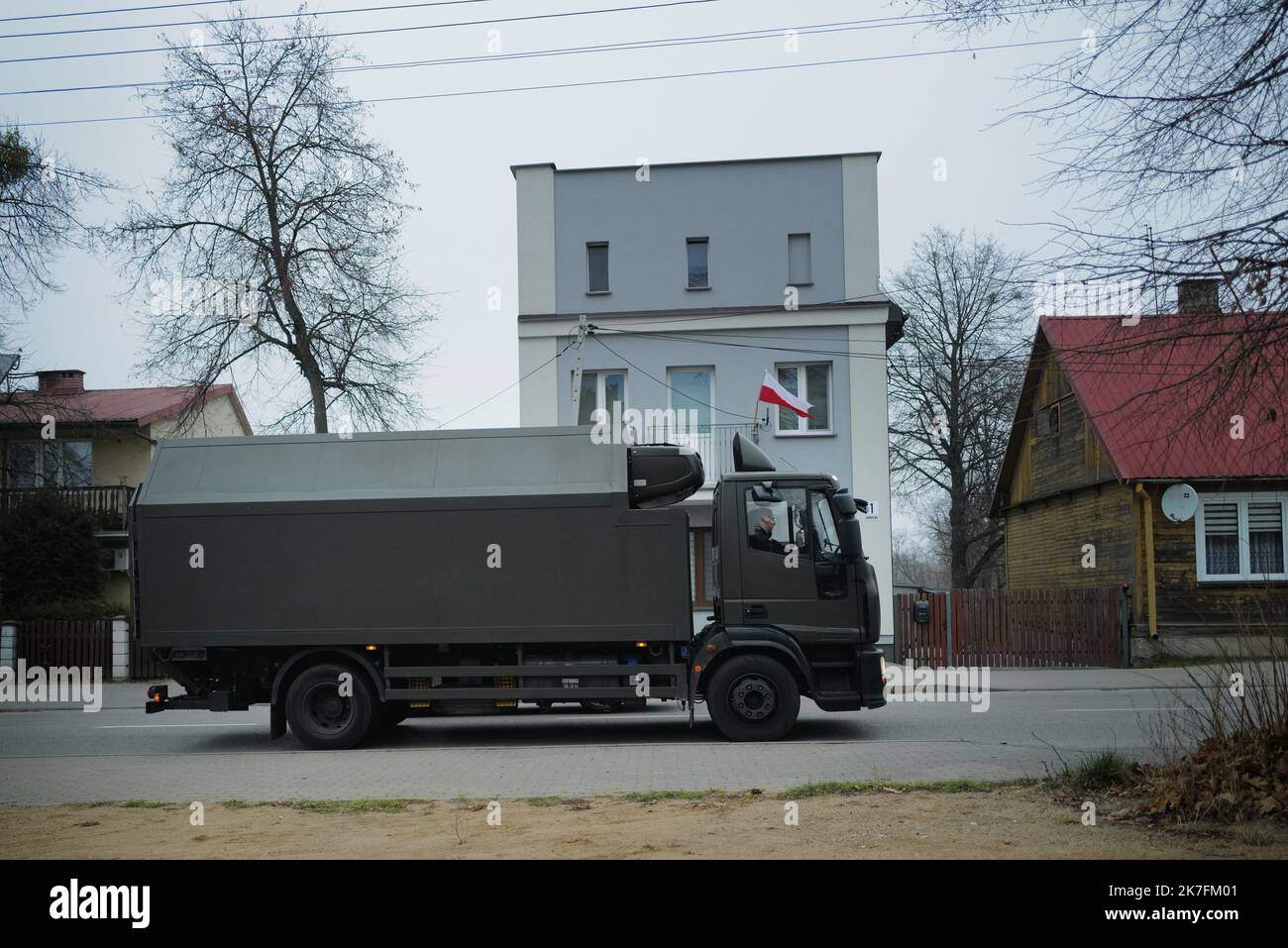 ©PHOTOPQR/VOIX DU NORD/PIERRE ROUANET ; 17/11/2021 ; 17/11/2021. Reportage sur la crise humanitaire des migrants massés à la frontière Poologne-Biélorussie. Un camion militaire à Michalowo. FOTO PIERRE ROUANET LA VOIX DU NORD - confine Bielorussia-Polonia: La crisi migrante Foto Stock