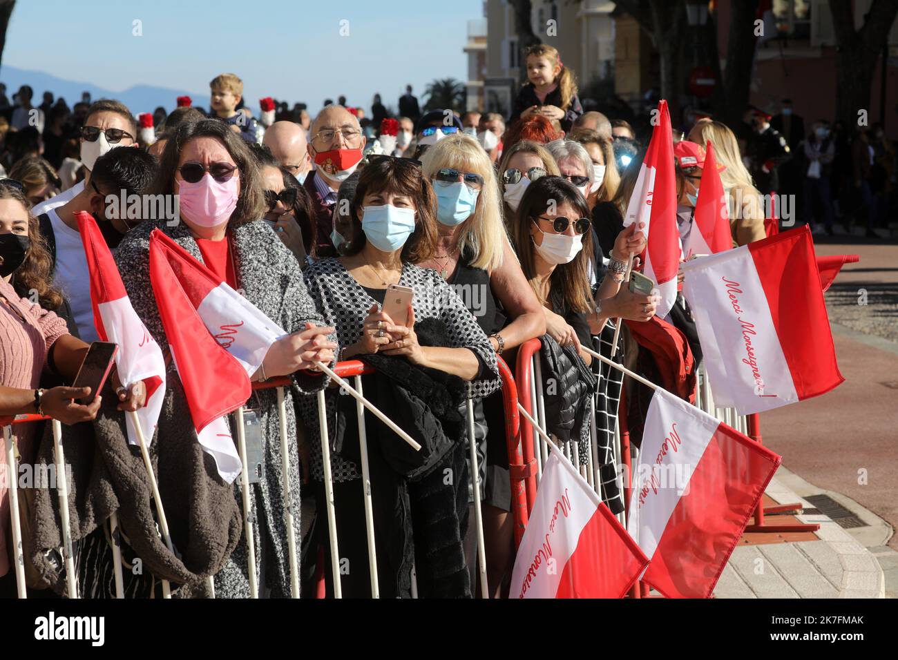 ©PHOTOPQR/NICE MATIN/CYRIL DODERGNY ; Monaco ; 19/11/2021 ; Monaco le 19/11/2021 - Fête Nationale Monégasque - Les Monégasques, venus en nombre, pour fêter et rendre hommage à leur souverain. Monaco, nov 19th 2021. Gli abitanti di Monaco celebrano il loro principe e famiglia principesca nella giornata nazionale Foto Stock