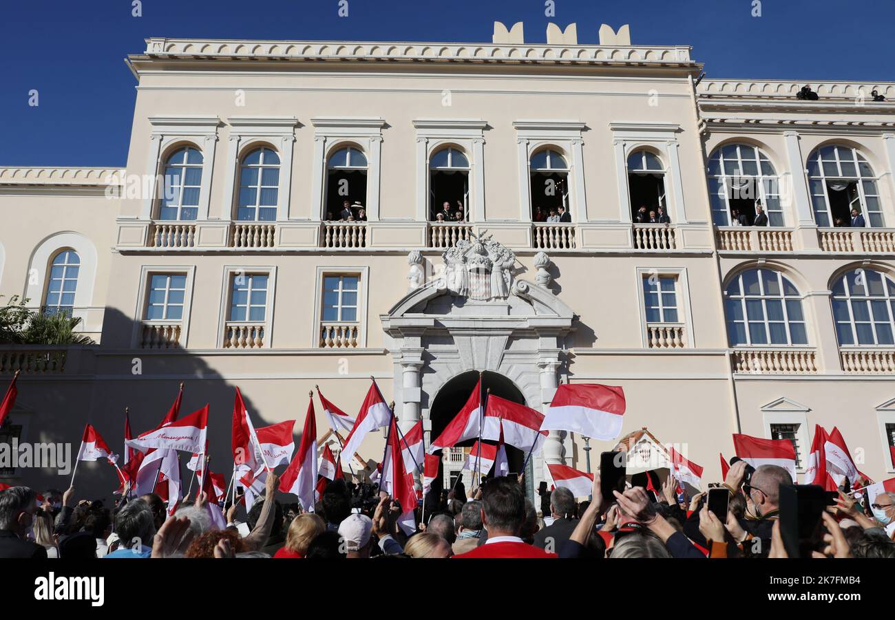 ©PHOTOPQR/NICE MATIN/CYRIL DODERGNY ; Monaco ; 19/11/2021 ; Monaco le 19/11/2021 - Fête Nationale Monégasque - Les Monégasques, venus en nombre, pour fêter et rendre hommage à leur souverain. Monaco, nov 19th 2021. Gli abitanti di Monaco celebrano il loro principe e famiglia principesca nella giornata nazionale Foto Stock