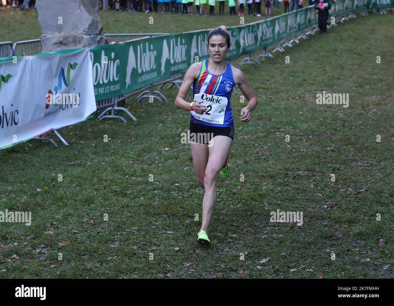 Thierry Larret/Maxppp. 63eme Edizione du Cross de Volvic. Site de la source. Le 20 novembre 2021 Volvic (63). Corso Elites Femme Nawal YAHI (ALG). vainqueur Foto Stock