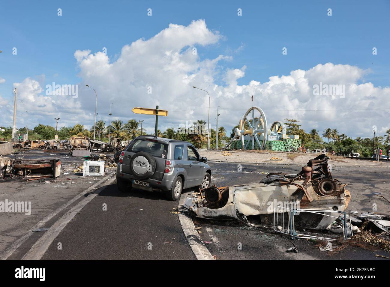 ©PHOTOPQR/LE PARISIEN/Philippe de Poulpiquet ; Petit Bourg ; 21/10/2021 ; Petit Bourg (Guadalupa), le 21 novembre 2021. Des jeunes guadeloupéens tiennent un barrage sur le rond point de Montebello. Un couvre-feu a été instauré vendredi soir sur l’île des Antilles, en proie à des barrages et des pillages en lien avec la mobilitation contre le passe sanitaire et la vaccination contre le Covid-19. Petit Bourg, Guadalupa, nov 21st 2021. I giovani della Guadalupa si sono ribellati alla politica del 19. Un coprifuoco è stato imposto il venerdì sera sull'isola delle Antille, afflitto da blocchi stradali e lo Foto Stock