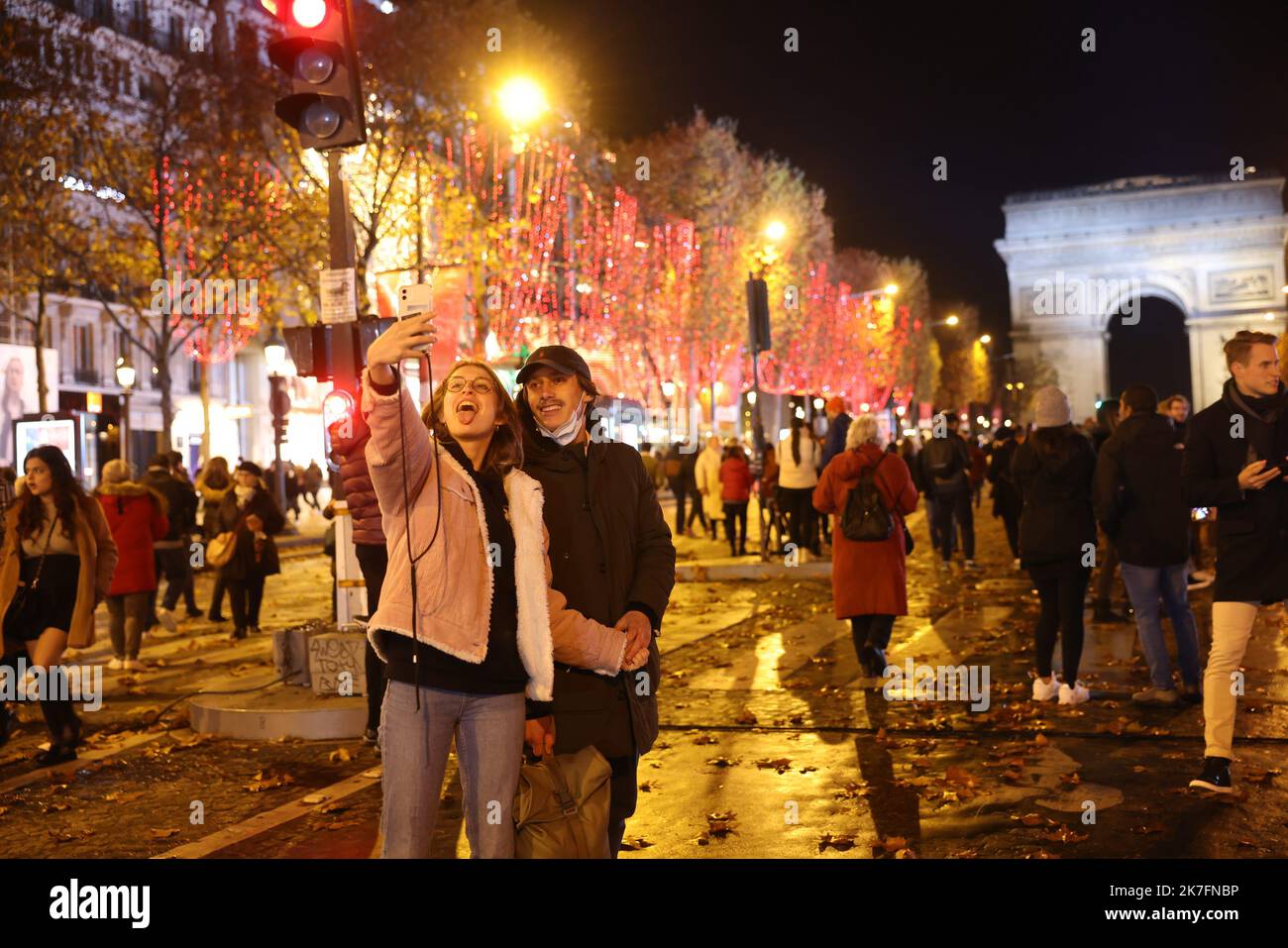 ©PHOTOPQR/LE PARISIEN/Olivier Lejeune ; Paris 21/11/2021 ILLUMINATIONS DE NOEL DES CHAMPS ELYSEE Illuminazioni natalizie degli Champs Elysee a Parigi, Francia, il 21st 2021 novembre Foto Stock